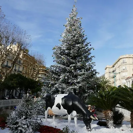 St Hubert A 50-100m Des Plages En Plein Centre Menton